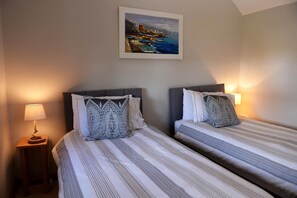 House | 2 bedrooms, WiFi - Priory Cottage - Luxury Cottage Near to Beach (Saundersfoot)