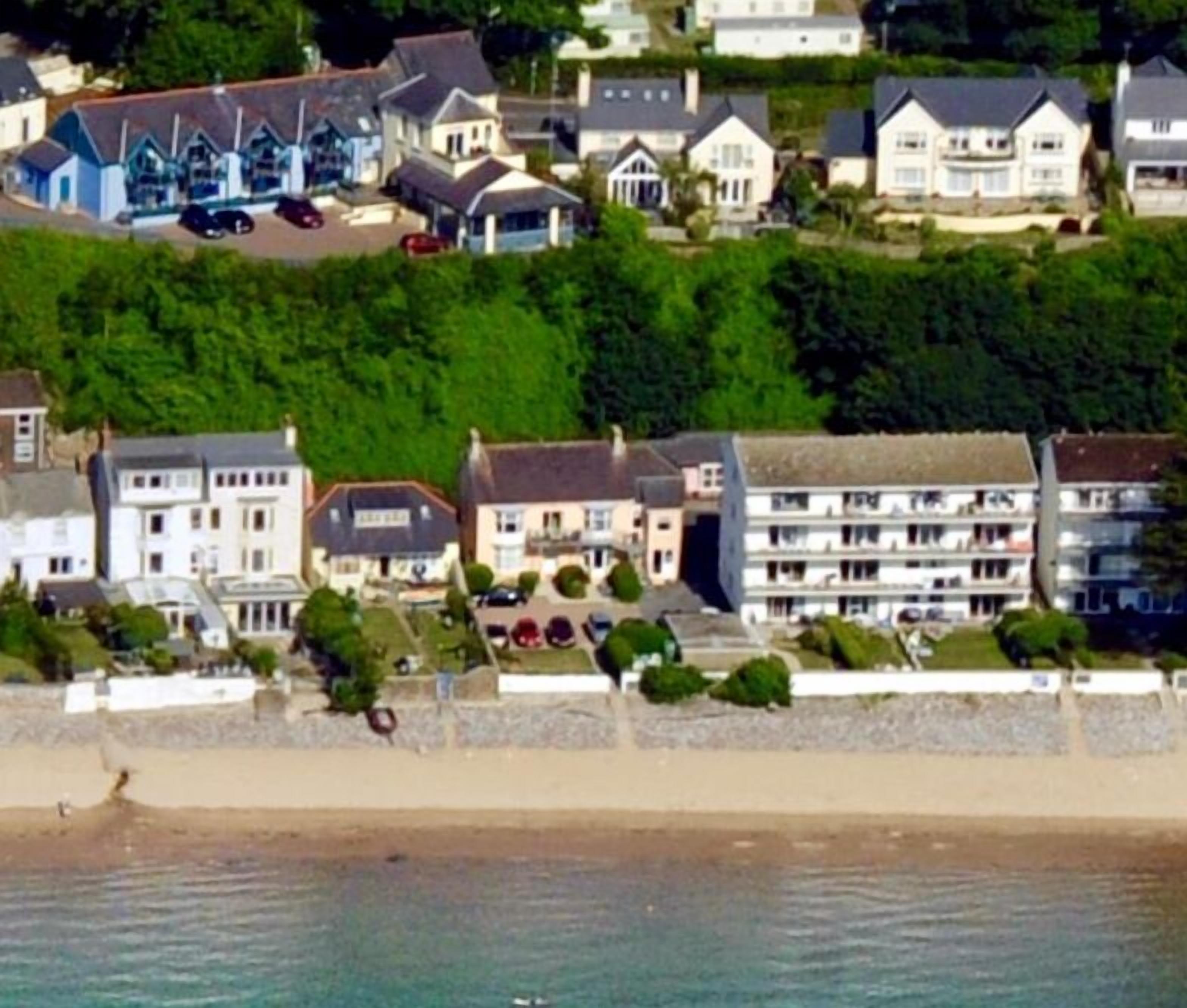 Eine Küstenwohngegend mit Häusern und einem Strand.