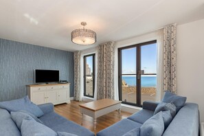 3 bedrooms, WiFi - Apartment 8 Waterstone House - Luxury Apartment Sea Views Pet Friendly (Tenby)