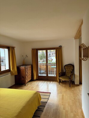 4 bedrooms, travel cot, free WiFi, bed sheets