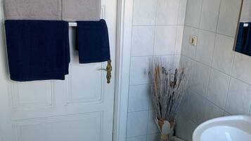 Combined shower/bathtub, towels, soap, toilet paper