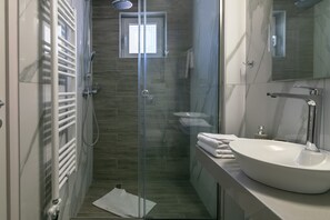 Shower, hair dryer, towels, shampoo