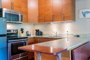 Refrigerador, microondas, horno y parrilla de estufa