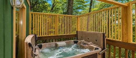 Outdoor spa tub