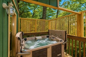 Outdoor spa tub - Eagle's Nest: Perched Above the Smokies (Gatlinburg)