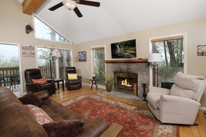 Smart TV, fireplace, video games - Eagle's Nest (Gatlinburg)