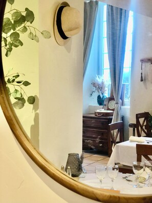 Déjeuner et dîner servis sur place