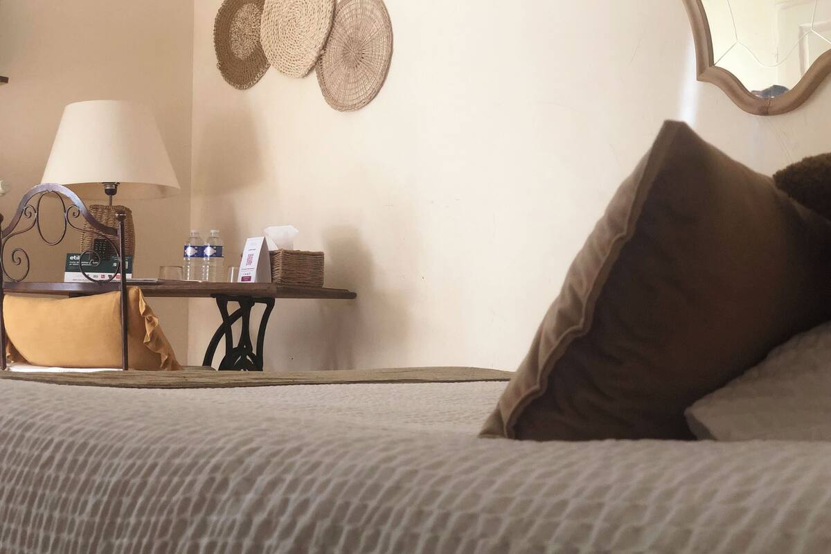 Dobbelt- eller tomannsrom – standard, bassengutsikt | Wi-fi (inkludert)