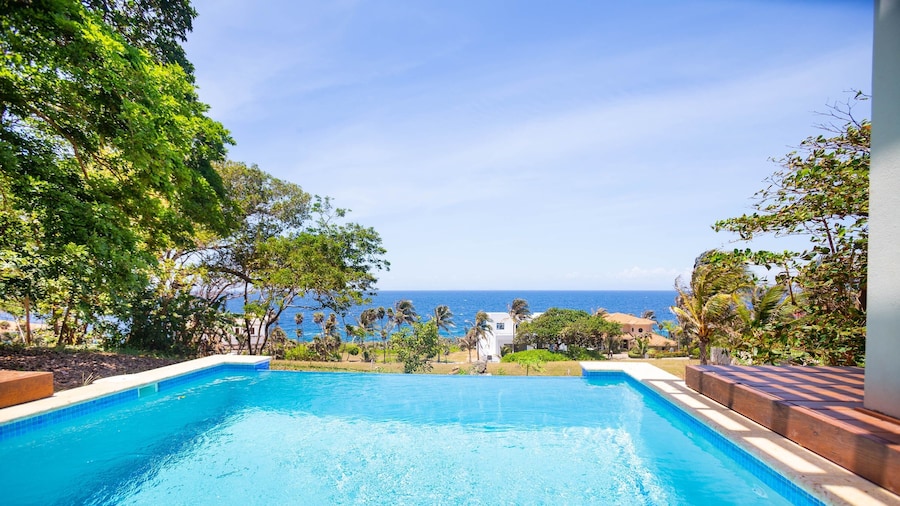 West Bay Breeze 3 Bedroom Home by RedAwning