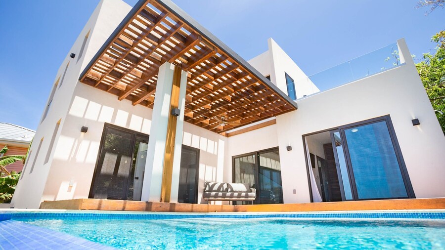 West Bay Breeze 3 Bedroom Home by RedAwning
