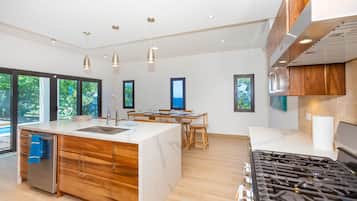 House, 3 Bedrooms | Private kitchen | Fridge, coffee/tea maker, toaster, blender