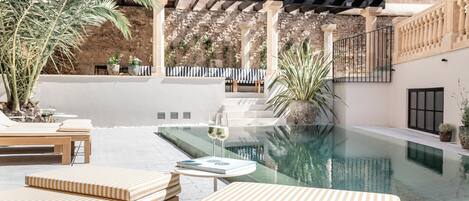 Outdoor pool, pool umbrellas, sun loungers