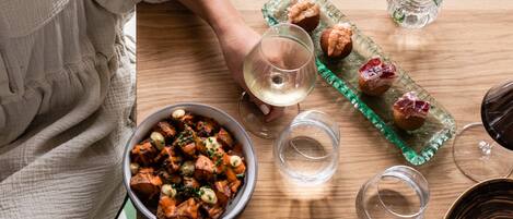 Une table à manger avec différents plats, des verres et une plante.