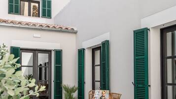 Een buitenzwembad, parasols bij het zwembad en ligstoelen