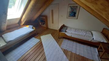 2 bedrooms, iron/ironing board, WiFi