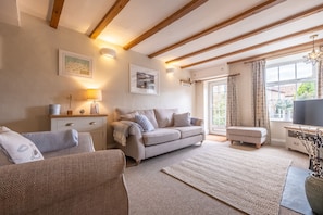 Fernseher, Kamin, Stereoanlage