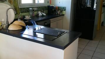 Réfrigérateur, micro-ondes, plaque de cuisson, lave-vaisselle