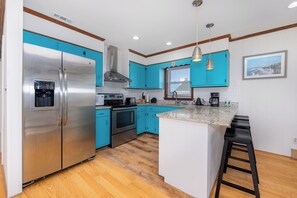 Jääkaappi, mikroaaltouuni, uuni, liesi