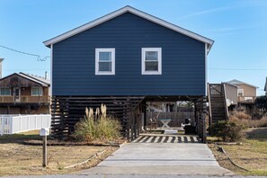 A two-story house with a covered porch and a front entrance. - Oceanviews- Walk to beach in 2 mins. Pets welcome  (Kitty Hawk)
