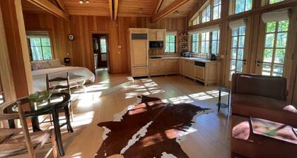 A Cozy Cottage With A King size Bed + A Fire Place