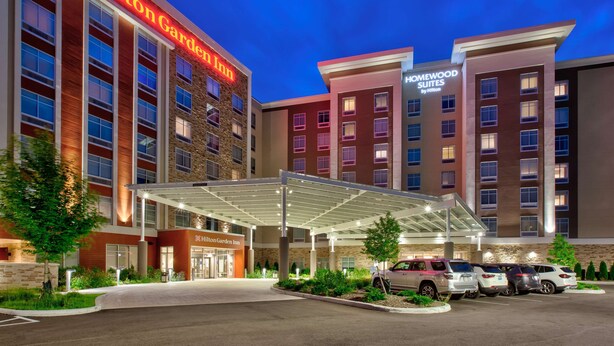 A hotel with a covered entrance, multiple floors, and a parking area. - Hilton Garden Inn Columbus Easton (Columbus)