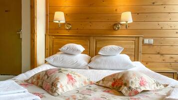 Comfort Double or Twin Room | Living area | Flat-screen TV