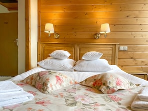 Comfort Double or Twin Room | Living area | Flat-screen TV