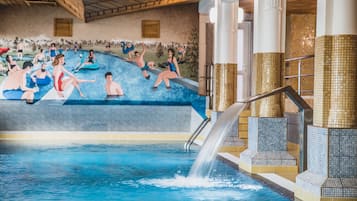 Una piscina techada, camas de piscina gratis