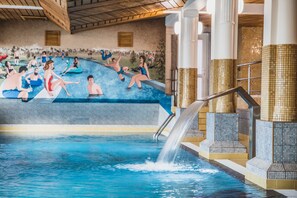 من حمّامات السباحة المغطاة، كبائن مجانية، مقاعد للتشمس