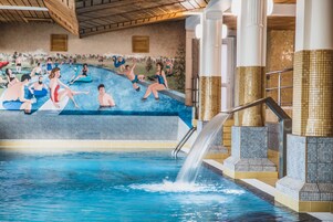 Piscina coperta, cabine incluse nel prezzo, lettini