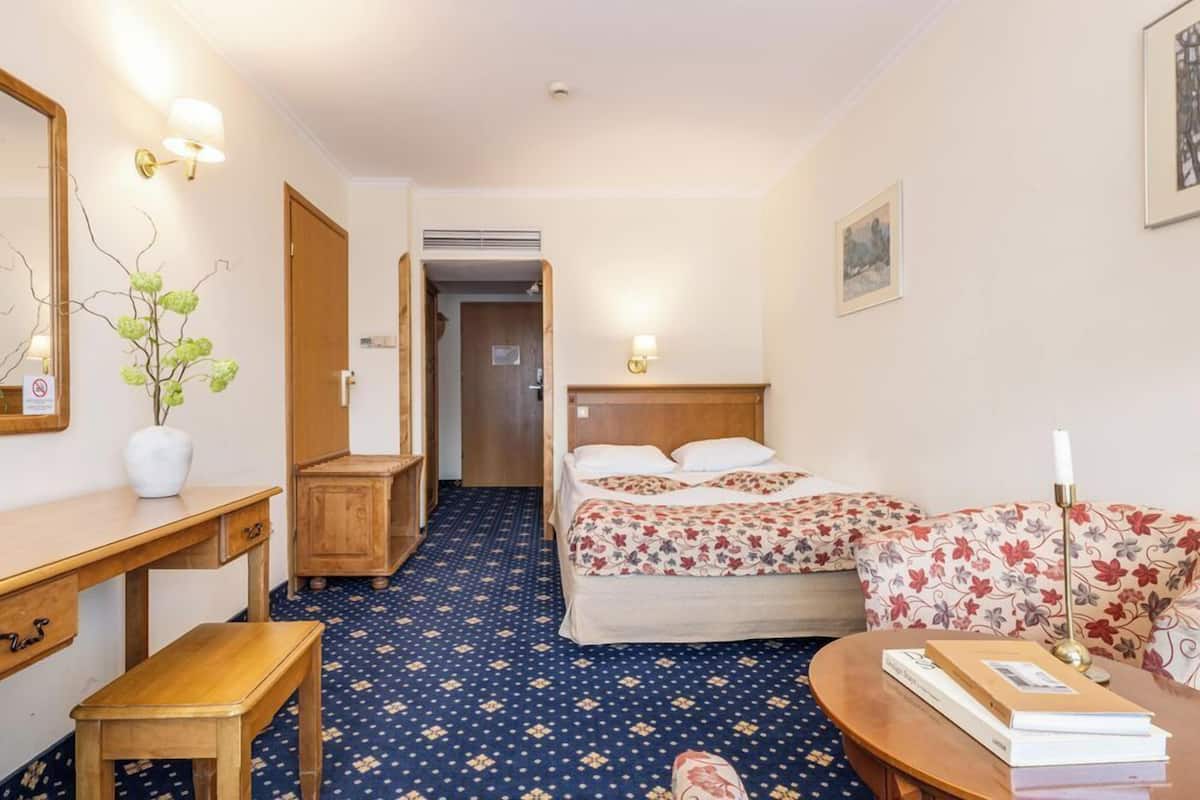 Standard Double Room | Living area | Flat-screen TV