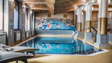 Piscine couverte, cabanons gratuits, chaises longues