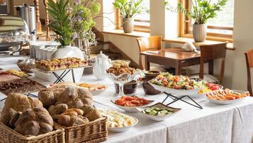 Daily buffet breakfast (PLN 65 per person)