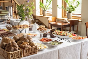 Daily buffet breakfast (PLN 65 per person)