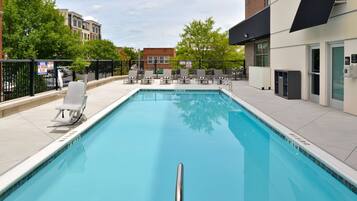 Hồ bơi ngoài trời phục vụ theo mùa