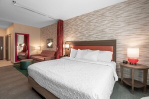 Estudio, 1 cama King size, con acceso para personas discapacitadas (Hearing) | Área de sala de estar | Smart TV de 55 pulgadas con canales vía satélite, televisión y Netflix 