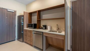 Estudio, 2 camas Queen size, con acceso para personas discapacitadas, tina (Mobility & Hearing) | Cocina privada | Cafetera y tetera