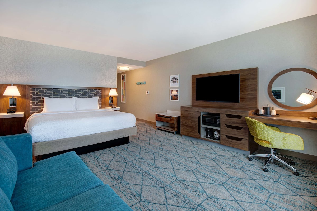 1 bedroom, desk, laptop workspace, soundproofing
