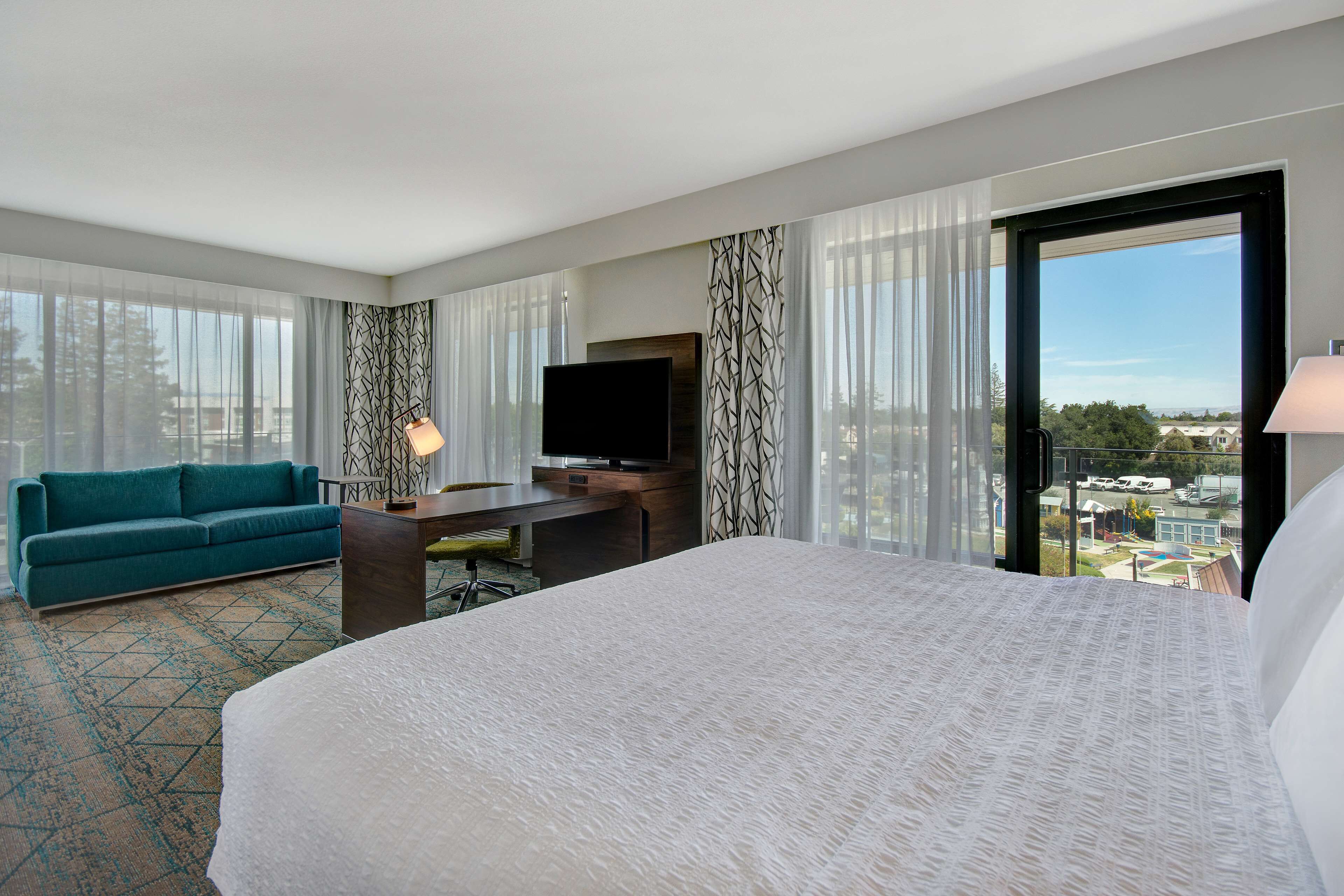 1 bedroom, desk, laptop workspace, soundproofing