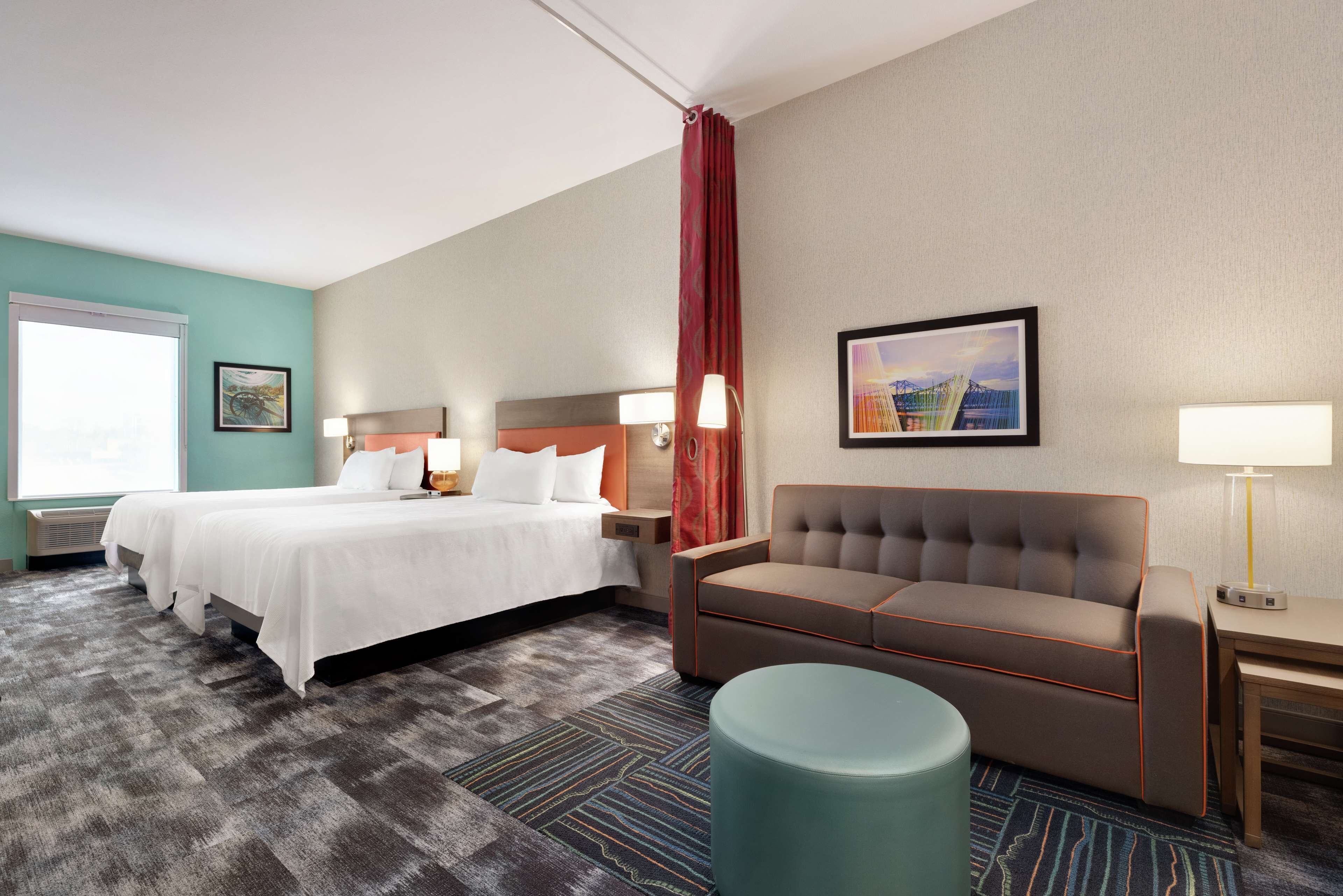 studio, 2 queen beds, non smoking | living area