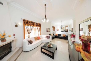 Téléviseur, lecteur de DVD, bureau