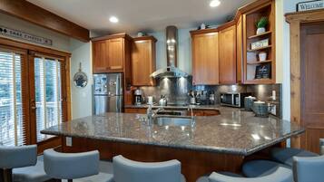 Réfrigérateur, four à micro-ondes, surface de cuisson, lave-vaisselle