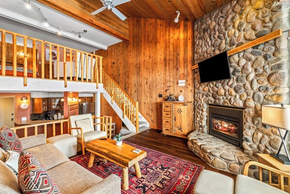 TV, fireplace