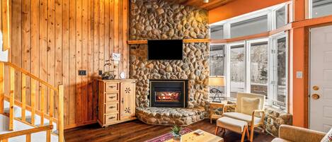 Televisión y chimenea