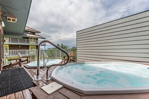 Outdoor spa tub - Cozy Loft Studio | Steps from the Slopes | Fireplace + Hot Tubs! (Steamboat Springs)