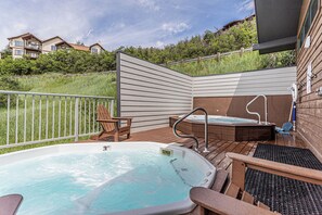 Outdoor spa tub - Cozy Loft Studio | Steps from the Slopes | Fireplace + Hot Tubs! (Steamboat Springs)