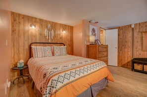 1 bedroom, desk, WiFi, bed sheets