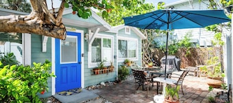 Naut 2 Shabby Bungalow - A sweet and cozy getaway on Pine Avenue!