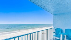 Un balcón con vista a la playa y al océano.