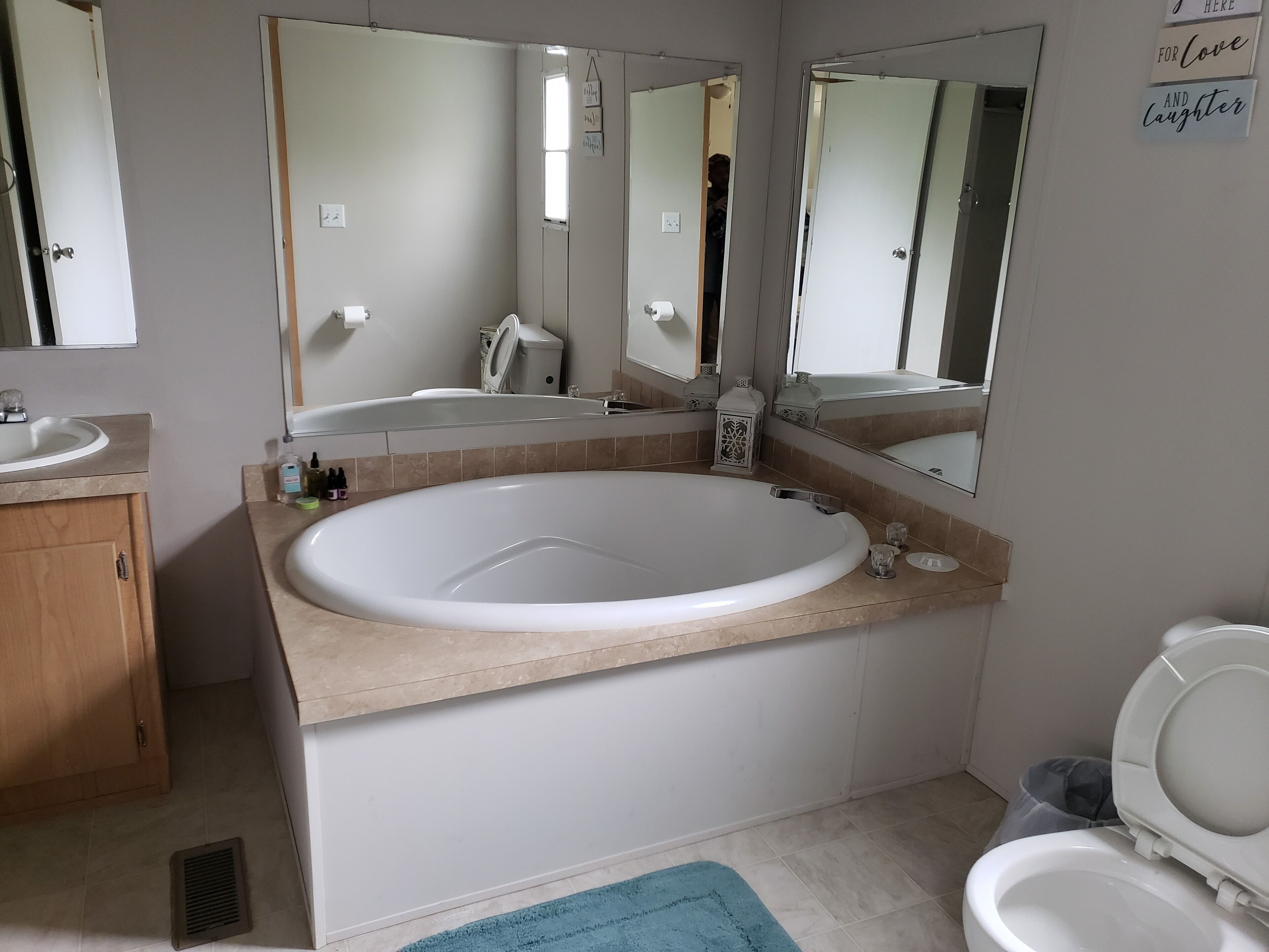 Ensemble douche/baignoire, sèche-cheveux, serviettes fournies, savon